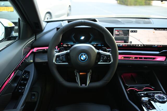 BMW 5-SERIE Touring 530e M Sport Automaat / Panoramadak / Trekhaak / Bowers & Wilkins / M Multifunctionele Stoelen / Comfort Access / Parking Assistant Plus