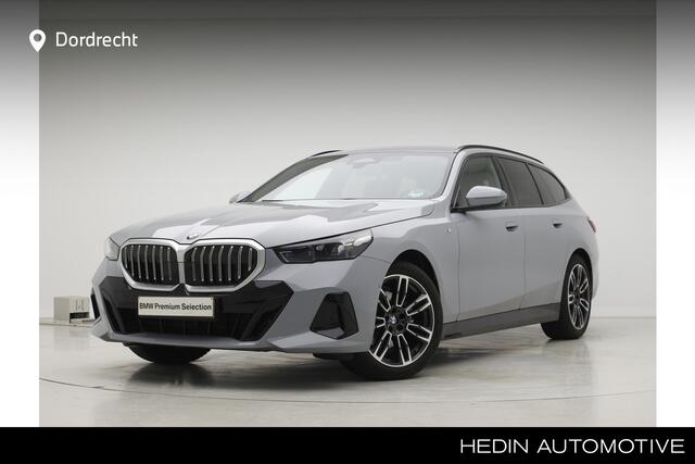 BMW 5-SERIE Touring 520i M-Sport | Driving Assistant Plus | Harman Kardon | Trekhaak | Brooklyn Grau