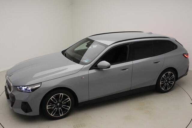 BMW 5-SERIE Touring 520i M-Sport | Driving Assistant Plus | Harman Kardon | Trekhaak | Brooklyn Grau