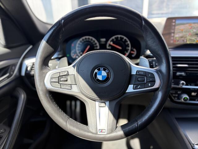 BMW 5-SERIE Touring 520i High Executive Edition 184pk | M Sportpakket | Achteruitrijcamera | Dab | Elektrisch glazen panorama-dak | LED koplampen | Navigatiesysteem full map | Voorstoelen verwarmd | Dealer onderhouden!