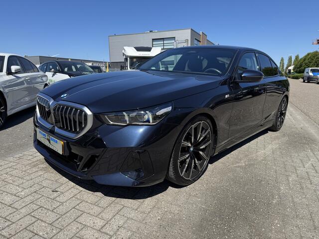 BMW 5-SERIE 520i M Sport NEW MODEL ! super dikke uitvoering, leer, HEAD UP, stoelverwaimg en koeling, stuurverwarming, Harman Kardon, etc