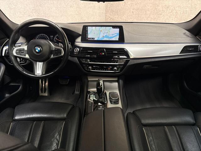 BMW 5-SERIE 520i M Sport High Executive 184Pk Automaat (PANORAMADAK, M PAKKET, GROOT NAVI, MEMORY SEATS, 360 CAMERA, STOELVERWARMING, GETINT GLAS, SFEERVERLICHTING, NIEUWSTAAT)