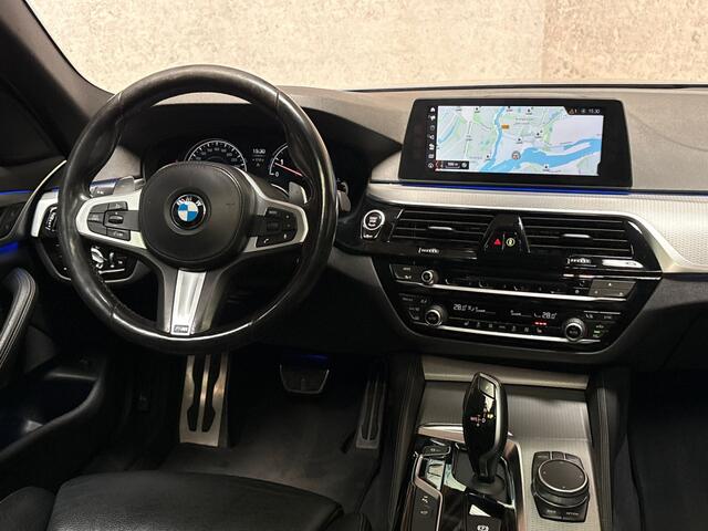 BMW 5-SERIE 520i M Sport High Executive 184Pk Automaat (PANORAMADAK, M PAKKET, GROOT NAVI, MEMORY SEATS, 360 CAMERA, STOELVERWARMING, GETINT GLAS, SFEERVERLICHTING, NIEUWSTAAT)