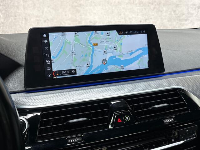 BMW 5-SERIE 520i M Sport High Executive 184Pk Automaat (PANORAMADAK, M PAKKET, GROOT NAVI, MEMORY SEATS, 360 CAMERA, STOELVERWARMING, GETINT GLAS, SFEERVERLICHTING, NIEUWSTAAT)