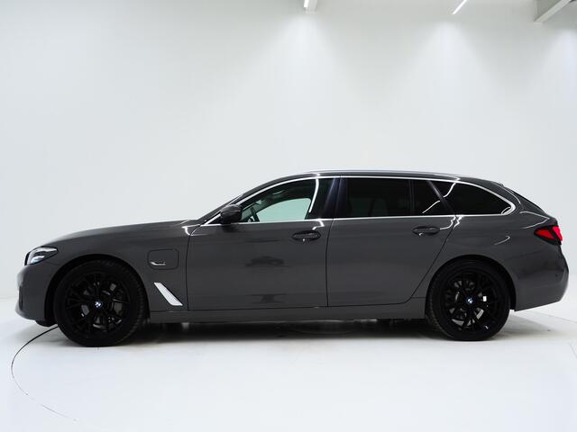 BMW 5-SERIE Touring 520e | LED Grille | Keyless | Leder | Sfeerlicht | Camera | Memory | Cruise | Carplay