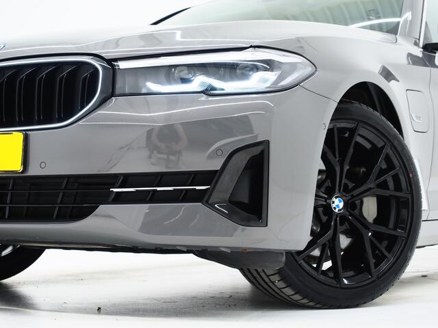 BMW 5-SERIE Touring 520e | LED Grille | Keyless | Leder | Sfeerlicht | Camera | Memory | Cruise | Carplay