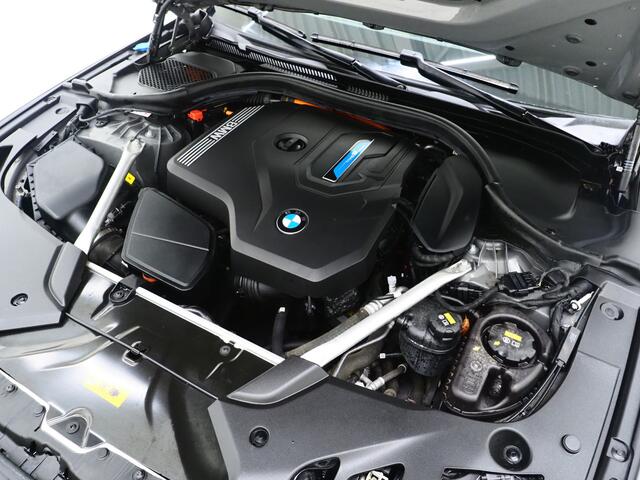 BMW 5-SERIE Touring 520e | LED Grille | Keyless | Leder | Sfeerlicht | Camera | Memory | Cruise | Carplay