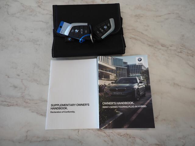 BMW 5-SERIE Touring 520e | LED Grille | Keyless | Leder | Sfeerlicht | Camera | Memory | Cruise | Carplay