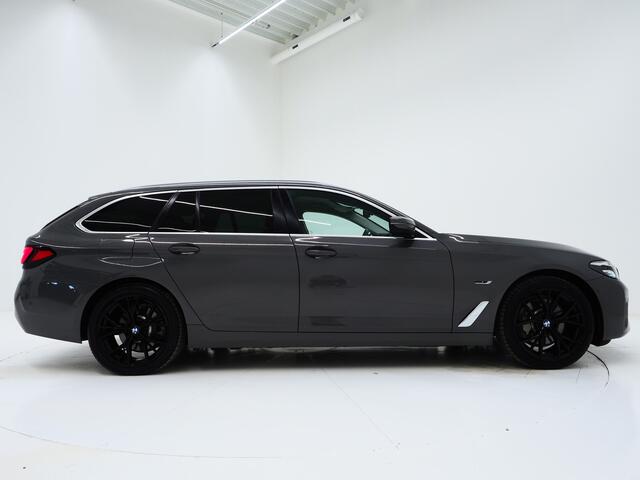 BMW 5-SERIE Touring 520e | LED Grille | Keyless | Leder | Sfeerlicht | Camera | Memory | Cruise | Carplay