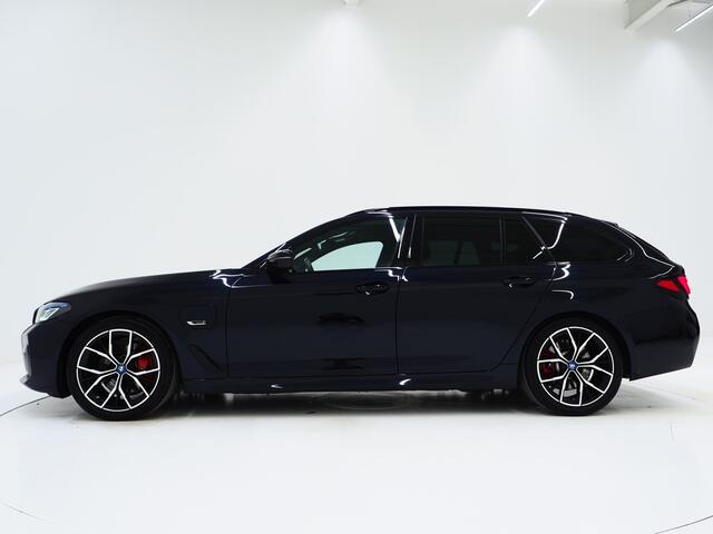 BMW 5-SERIE Touring 530e M Sport Shadow Line | Panoramadak | LED Grille | Harman/Kardon | Leder | HUD | 360 | LaserLED | Carplay