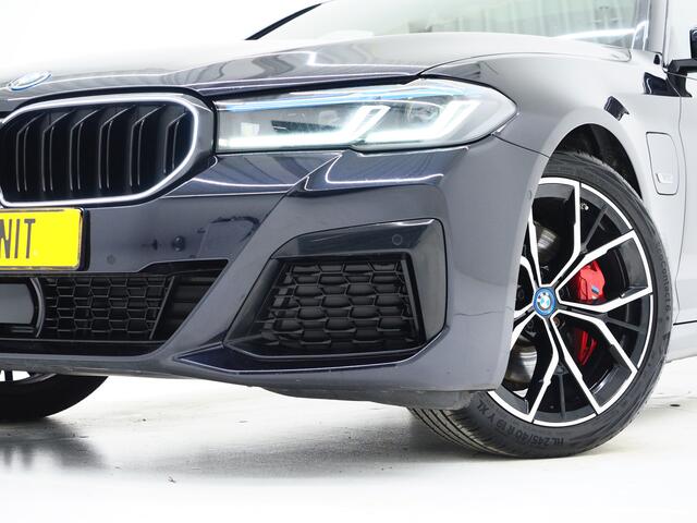BMW 5-SERIE Touring 530e M Sport Shadow Line | Panoramadak | LED Grille | Harman/Kardon | Leder | HUD | 360 | LaserLED | Carplay