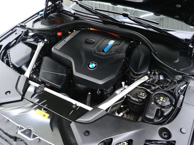 BMW 5-SERIE Touring 530e M Sport Shadow Line | Panoramadak | LED Grille | Harman/Kardon | Leder | HUD | 360 | LaserLED | Carplay