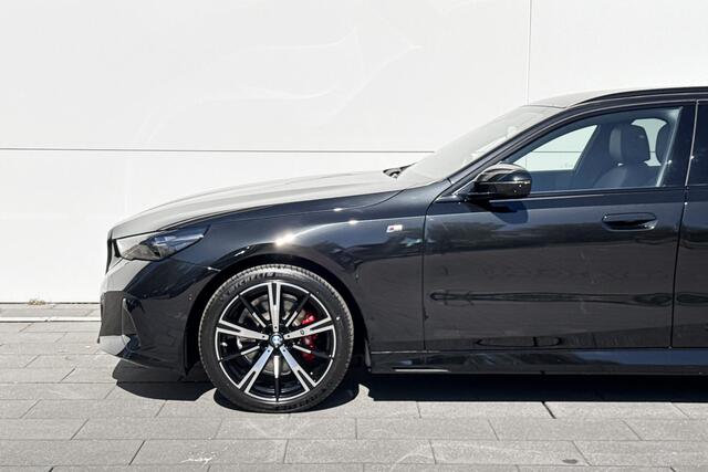 BMW 5-SERIE Touring 520i | M-Sport PRO | Trekhaak | Driving Assistant Plus | Panoramadak | Innovation Pack | Travel Pack | Comfort Pack