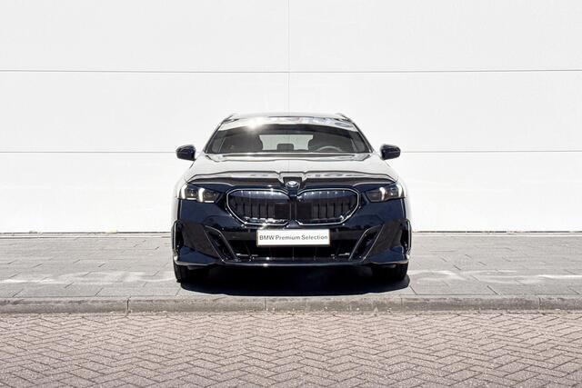 BMW 5-SERIE Touring 520i | M-Sport PRO | Trekhaak | Driving Assistant Plus | Panoramadak | Innovation Pack | Travel Pack | Comfort Pack