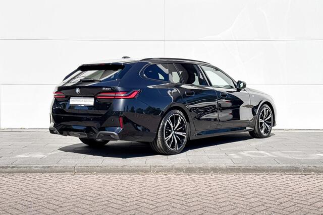 BMW 5-SERIE Touring 520i | M-Sport PRO | Trekhaak | Driving Assistant Plus | Panoramadak | Innovation Pack | Travel Pack | Comfort Pack