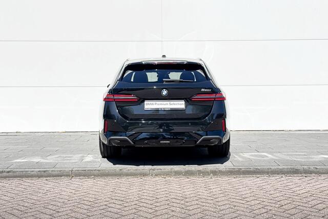 BMW 5-SERIE Touring 520i | M-Sport PRO | Trekhaak | Driving Assistant Plus | Panoramadak | Innovation Pack | Travel Pack | Comfort Pack