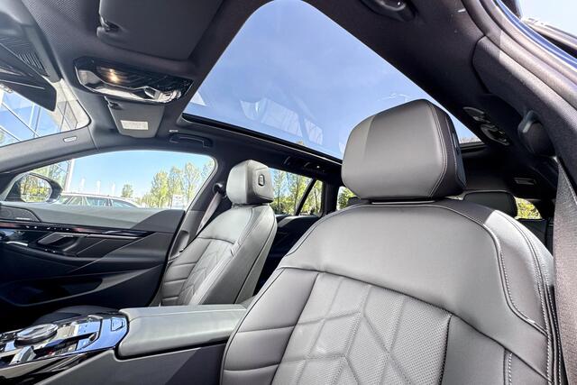 BMW 5-SERIE Touring 520i | M-Sport PRO | Trekhaak | Driving Assistant Plus | Panoramadak | Innovation Pack | Travel Pack | Comfort Pack