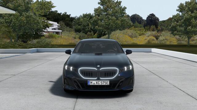 BMW 5-SERIE 530e M Sport Automaat / Achteruitrijcamera / M Multifunctionele Stoelen / Comfort Access / Adaptieve LED / Stuurverwarming