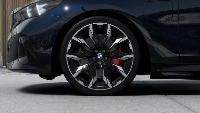 BMW 5-SERIE 530e M Sport Automaat / Achteruitrijcamera / M Multifunctionele Stoelen / Comfort Access / Adaptieve LED / Stuurverwarming