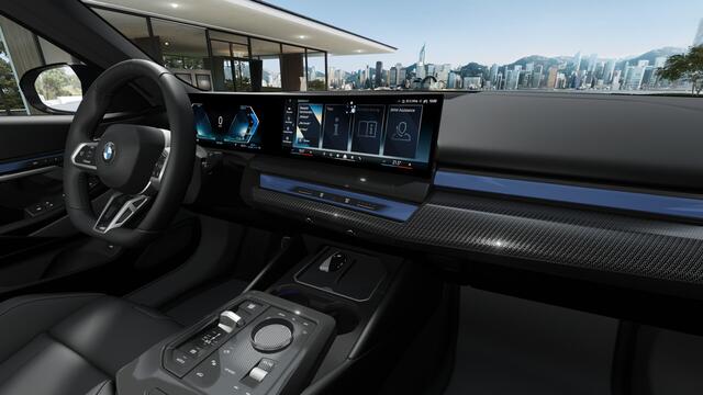 BMW 5-SERIE 530e M Sport Automaat / Achteruitrijcamera / M Multifunctionele Stoelen / Comfort Access / Adaptieve LED / Stuurverwarming