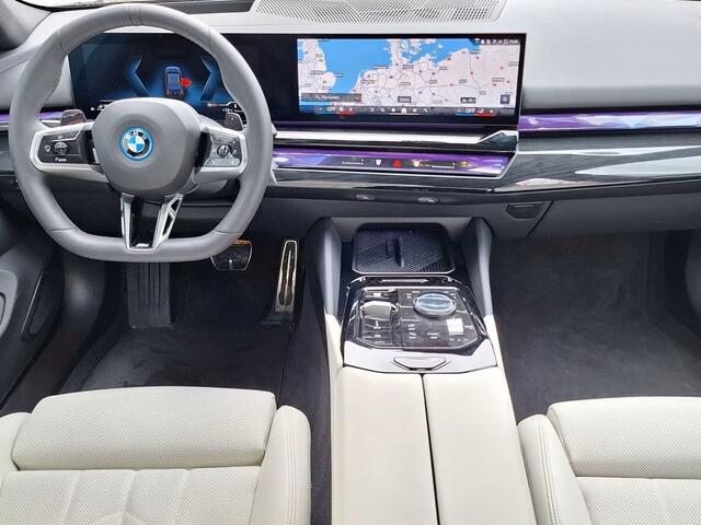 BMW 5-SERIE 550e xDrive M-SPORT Pro ** PANO, IVORY LEDER, STOELVENT, B&W Sound, 21-inch LMV ** Ex. BMW AG - 26k onder NP ** ** INFORMEER OOK NAAR ONZE AANTREKKELIJKE FINANCIAL-LEASE TARIEVEN **
