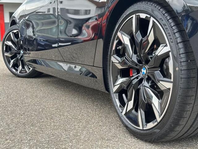 BMW 5-SERIE 550e xDrive M-SPORT Pro ** PANO, IVORY LEDER, STOELVENT, B&W Sound, 21-inch LMV ** Ex. BMW AG - 26k onder NP ** ** INFORMEER OOK NAAR ONZE AANTREKKELIJKE FINANCIAL-LEASE TARIEVEN **