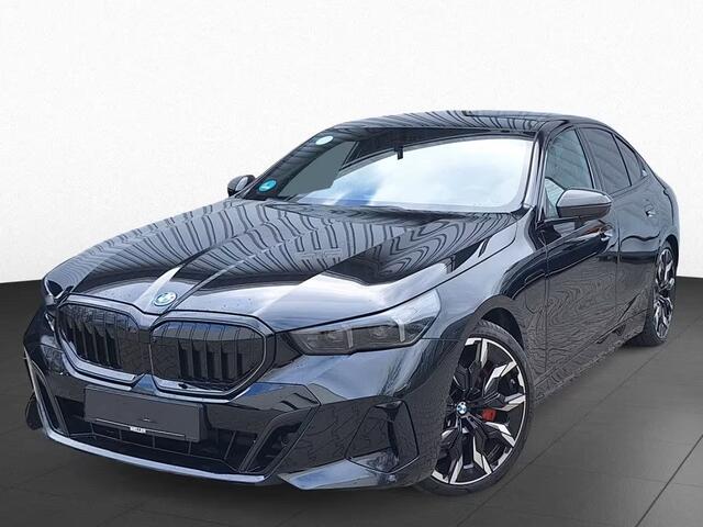 BMW 5-SERIE 550e xDrive M-SPORT Pro ** PANO, IVORY LEDER, STOELVENT, B&W Sound, 21-inch LMV ** Ex. BMW AG - 26k onder NP ** ** INFORMEER OOK NAAR ONZE AANTREKKELIJKE FINANCIAL-LEASE TARIEVEN **