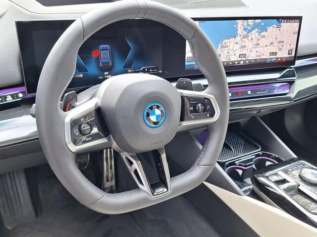 BMW 5-SERIE 550e xDrive M-SPORT Pro ** PANO, IVORY LEDER, STOELVENT, B&W Sound, 21-inch LMV ** Ex. BMW AG - 26k onder NP ** ** INFORMEER OOK NAAR ONZE AANTREKKELIJKE FINANCIAL-LEASE TARIEVEN **