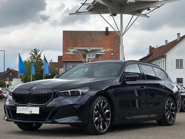 BMW 5-SERIE Touring 550e xDrive M-SPORT Pro ** PANO, IVORY LEDER, ACTIVE LENKUNG, 21-inch LMV, TREKH ** 1e EIG - UNGALLFREI - Ex. BMW ** ** INFORMEER OOK NAAR ONZE AANTREKKELIJKE FINANCIAL-LEASE TARIEVEN **