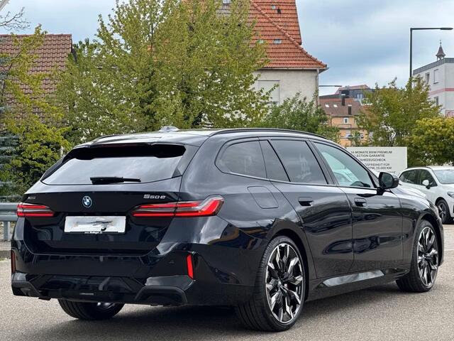BMW 5-SERIE Touring 550e xDrive M-SPORT Pro ** PANO, IVORY LEDER, ACTIVE LENKUNG, 21-inch LMV, TREKH ** 1e EIG - UNGALLFREI - Ex. BMW ** ** INFORMEER OOK NAAR ONZE AANTREKKELIJKE FINANCIAL-LEASE TARIEVEN **