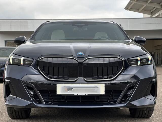 BMW 5-SERIE Touring 550e xDrive M-SPORT Pro ** PANO, IVORY LEDER, ACTIVE LENKUNG, 21-inch LMV, TREKH ** 1e EIG - UNGALLFREI - Ex. BMW ** ** INFORMEER OOK NAAR ONZE AANTREKKELIJKE FINANCIAL-LEASE TARIEVEN **