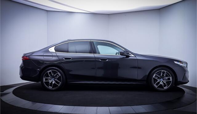 BMW 5-SERIE 550e xDrive FULL.LED | KEYLESS | DODEHOEK | CARPLAY | HEAD-UP | ADAPTIEVE CRUISE | LANE.ASS| ELEK.TREKHAAK
