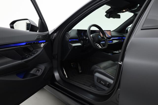 BMW 5-SERIE 550e xDrive M-Sport Pro | Rijklaar! | SOH 93.7% | 6-Cilinder | Pano | Elek. Trekhaak | Bowers&Wilkins | Widescreen | Ventilatie | Stoel-stuurverw. | Sfeerverl. | 360*+PDC | LED | Elek. Klep | V