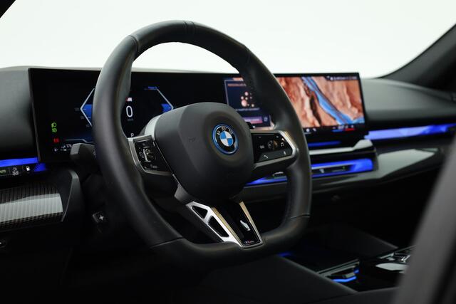 BMW 5-SERIE 550e xDrive M-Sport Pro | Rijklaar! | SOH 93.7% | 6-Cilinder | Pano | Elek. Trekhaak | Bowers&Wilkins | Widescreen | Ventilatie | Stoel-stuurverw. | Sfeerverl. | 360*+PDC | LED | Elek. Klep | V