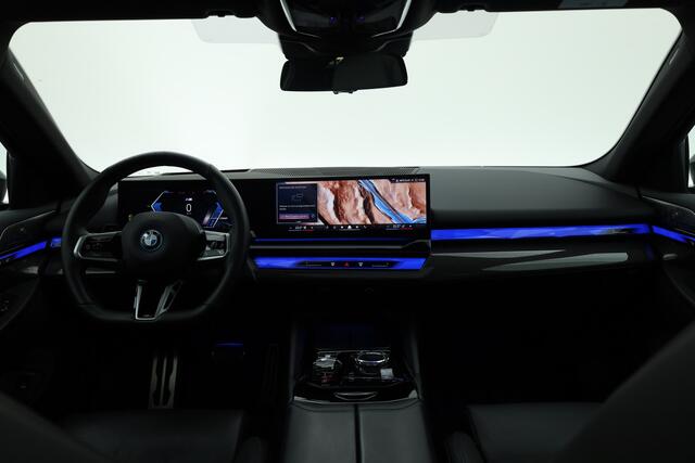 BMW 5-SERIE 550e xDrive M-Sport Pro | Rijklaar! | SOH 93.7% | 6-Cilinder | Pano | Elek. Trekhaak | Bowers&Wilkins | Widescreen | Ventilatie | Stoel-stuurverw. | Sfeerverl. | 360*+PDC | LED | Elek. Klep | V