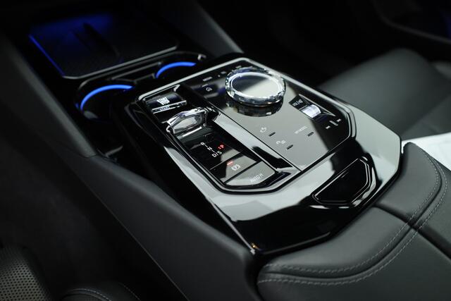 BMW 5-SERIE 550e xDrive M-Sport Pro | Rijklaar! | SOH 93.7% | 6-Cilinder | Pano | Elek. Trekhaak | Bowers&Wilkins | Widescreen | Ventilatie | Stoel-stuurverw. | Sfeerverl. | 360*+PDC | LED | Elek. Klep | V