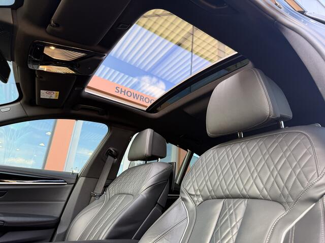 BMW 5-SERIE M550i xDrive High Executive | 4WS | Soft-Close | Pano | B&W | Massage | Memory | Rear Entertainment Screens |