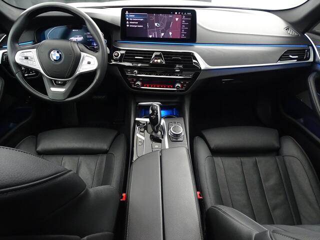 BMW 5-SERIE Touring 520e High Executive-Comfortstoelen- Harman Kardon - Comfort/ Massage-HUD-Panorama-Trekhaak-Comfort access, digitaal dashboard HUD, Carplay, comfort stoelen