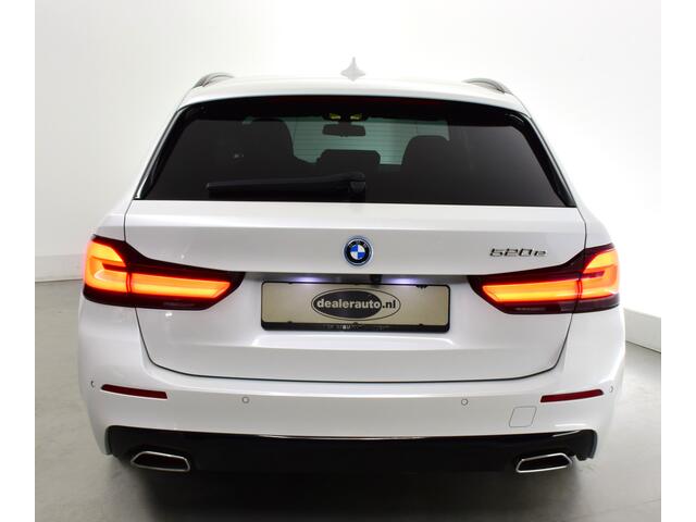 BMW 5-SERIE Touring 520e High Executive-Comfortstoelen- Harman Kardon - Comfort/ Massage-HUD-Panorama-Trekhaak-Comfort access, digitaal dashboard HUD, Carplay, comfort stoelen
