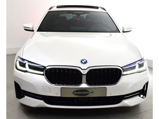 BMW 5-SERIE Touring 520e High Executive-Comfortstoelen- Harman Kardon - Comfort/ Massage-HUD-Panorama-Trekhaak-Comfort access, digitaal dashboard HUD, Carplay, comfort stoelen