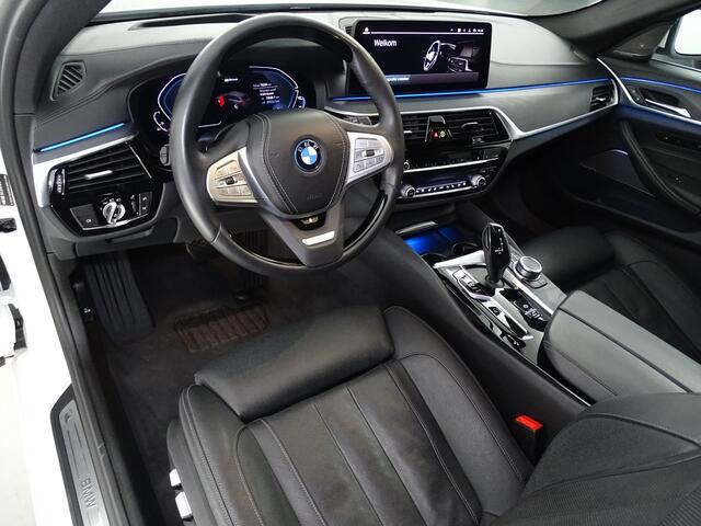 BMW 5-SERIE Touring 520e High Executive-Comfortstoelen- Harman Kardon - Comfort/ Massage-HUD-Panorama-Trekhaak-Comfort access, digitaal dashboard HUD, Carplay, comfort stoelen