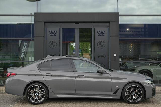 BMW 5-SERIE 520i 184pk M-sport Schuifdak *BTW* Comfortstoelen Individual Sfeerverlichting NLauto 1e Eigenaar