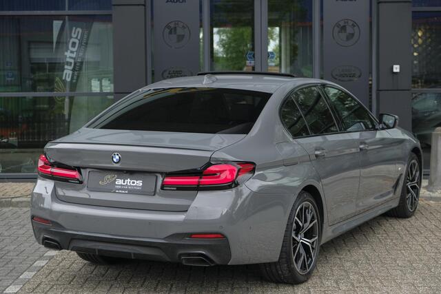 BMW 5-SERIE 520i 184pk M-sport Schuifdak *BTW* Comfortstoelen Individual Sfeerverlichting NLauto 1e Eigenaar