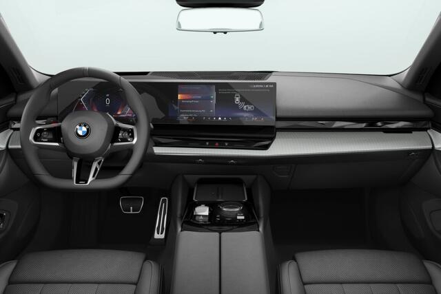 BMW 5-SERIE Sedan 520i | M Sportpakket Pro | Innovation Pack | Travel Pack | Comfort Pack | Trekhaak