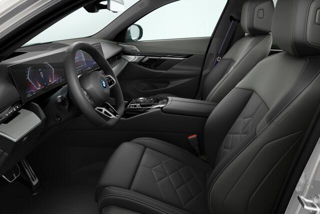 BMW 5-SERIE Sedan 530e M Sport Edition | M Sportpakket Pro | Innovation Pack | Travel Pack | Comfort Pack | Trekhaak
