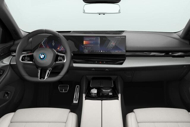 BMW 5-SERIE Touring 530e M Sport Edition | M Sportpakket Pro | Innovation Pack | Travel Pack | Comfort Pack | Trekhaak
