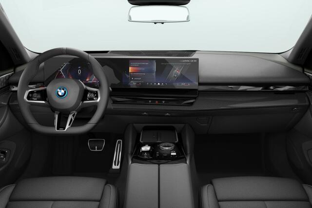 BMW 5-SERIE Touring 530e M Sport Edition | M Sportpakket Pro | Innovation Pack | Travel Pack | Comfort Pack | Trekhaak
