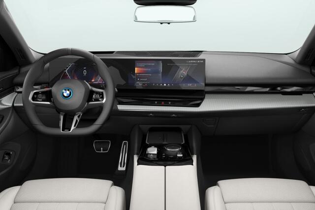 BMW 5-SERIE Touring 530e M Sport Edition | M Sportpakket Pro | Innovation Pack | Travel Pack | Comfort Pack | Trekhaak