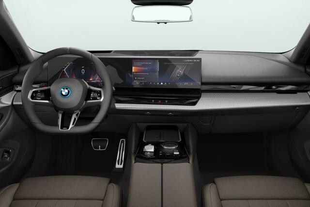 BMW 5-SERIE Touring 530e M Sport Edition | M Sportpakket Pro | Innovation Pack | Travel Pack | Comfort Pack | Trekhaak