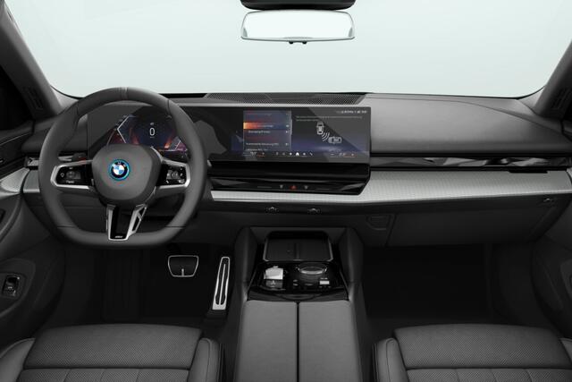 BMW 5-SERIE Sedan 550e xDrive | M Sportpakket Pro | Innovation Pack | Travel Pack | Comfort Pack | Trekhaak